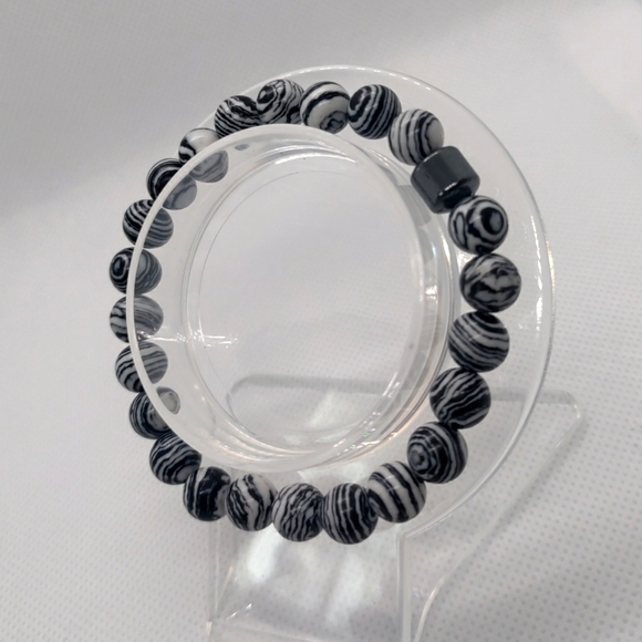 Black/ white striped beaded bracelet - Picture 1 of 2